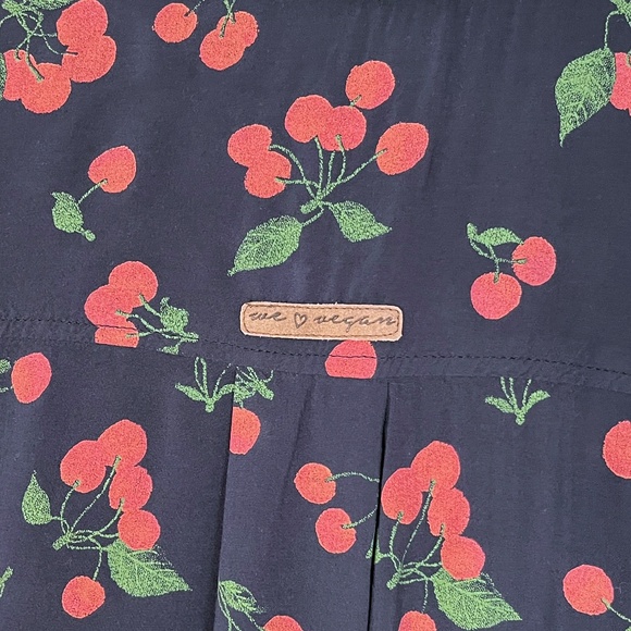 Cherry Print Sleeveless Blouse - Picture 13 of 15
